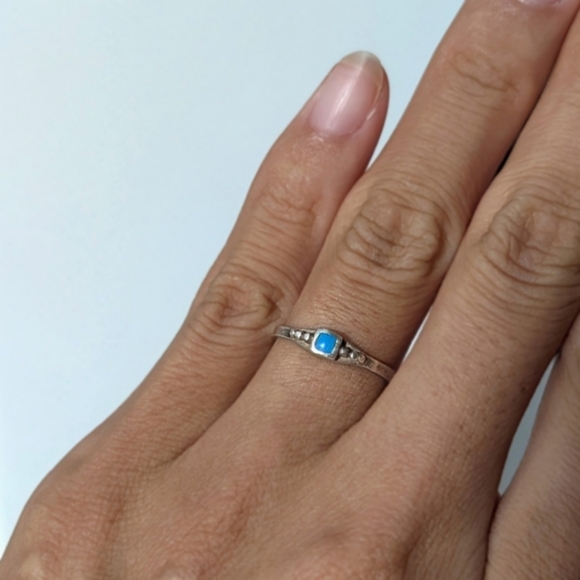 Sterling silver ring Minimalist dainty thin stacking band with a turquoise 925 - Picture 5 of 5